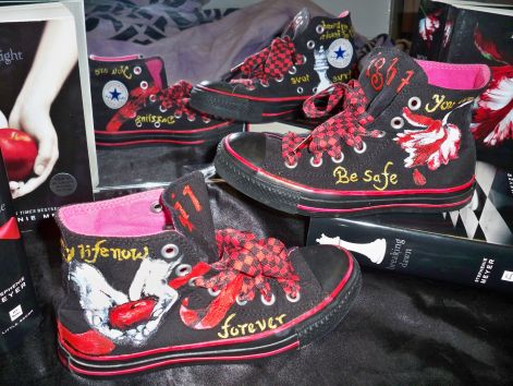 twilight_inspired_converse_by_pushygirltorella.jpg